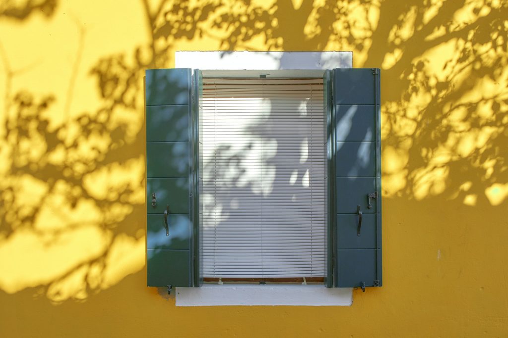 energia-solar-ventana-edificio