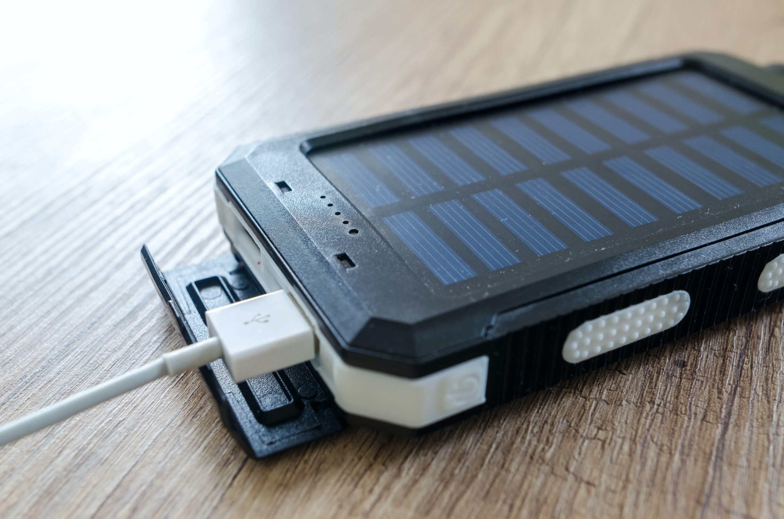 Crearon un cargador portátil para celular que funciona con luz solar